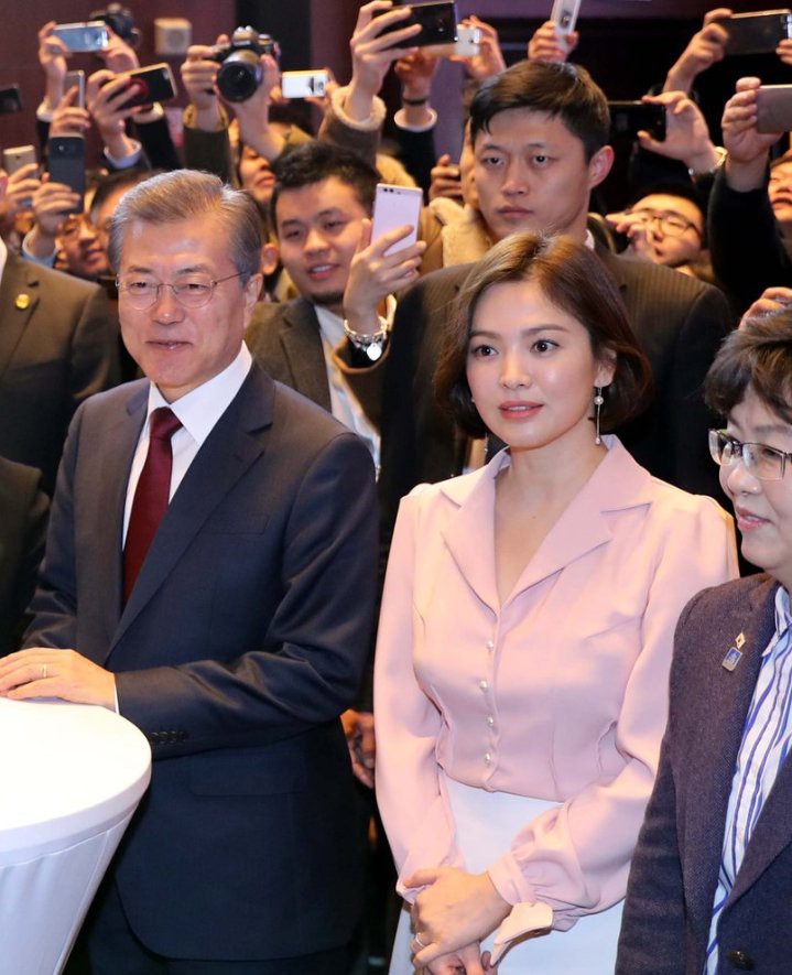 Sự kiện tầm cỡ đầu tiên hậu hôn lễ thế kỷ: Song Hye Kyo lột xác so với hôm qua, đẹp đến mức khiến EXO liếc nhìn 5 Sự kiện tầm cỡ đầu tiên hậu hôn lễ thế kỷ: Song Hye Kyo lột xác so với hôm qua, đẹp đến mức khiến EXO liếc nhìn 5