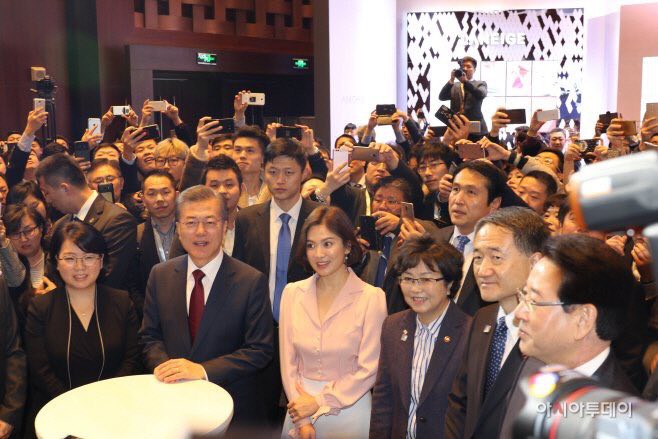 Sự kiện tầm cỡ đầu tiên hậu hôn lễ thế kỷ: Song Hye Kyo lột xác so với hôm qua, đẹp đến mức khiến EXO liếc nhìn 2 Sự kiện tầm cỡ đầu tiên hậu hôn lễ thế kỷ: Song Hye Kyo lột xác so với hôm qua, đẹp đến mức khiến EXO liếc nhìn 2