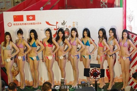 Thí sinh Hoa hậu Trung Quốc mệt mỏi, co ro giữa trời lạnh với bikini tại trung tâm mua sắm - Ảnh 11.