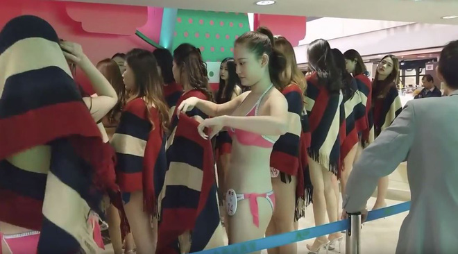 Thí sinh Hoa hậu Trung Quốc mệt mỏi, co ro giữa trời lạnh với bikini tại trung tâm mua sắm - Ảnh 5.