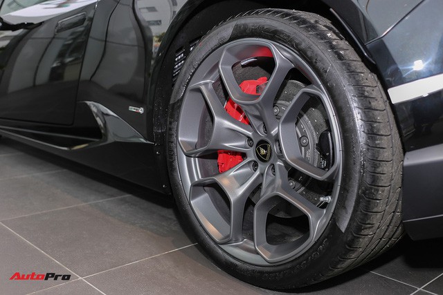 Lamborghini Huracan màu đen đầu tiên Việt Nam đã có chủ nhân - Ảnh 6.
