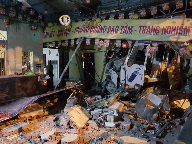 Tránh xe máy vượt đèn đỏ, xe tải mất lái đâm sập tường ngôi chùa ở Sài Gòn - Ảnh 1.