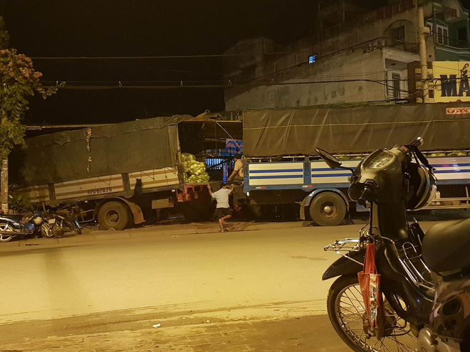 Tránh xe máy vượt đèn đỏ, xe tải mất lái đâm sập tường ngôi chùa ở Sài Gòn - Ảnh 2.