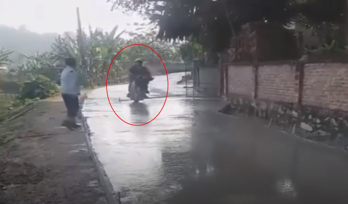 Vụ người đàn ông hung hăng chạy vào đường bê tông mới đổ: Vợ đứng ra xin lỗi, nhận bồi thường 1 Vụ người đàn ông hung hăng chạy vào đường bê tông mới đổ: Vợ đứng ra xin lỗi, nhận bồi thường 1