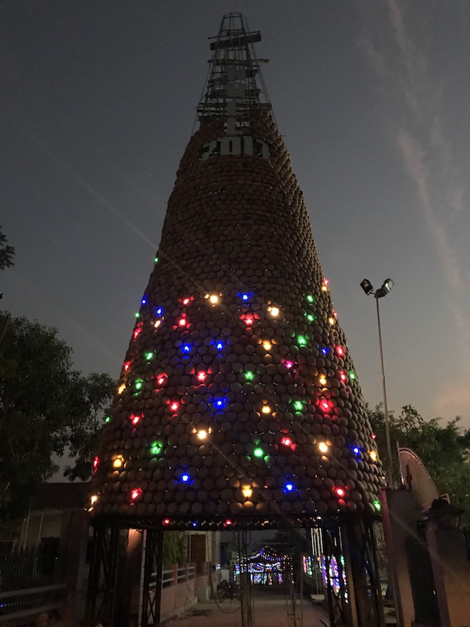 Video: Cận cảnh cây thông Noel cao 25m độc nhất vô nhị ở Nghệ An - Ảnh 18.