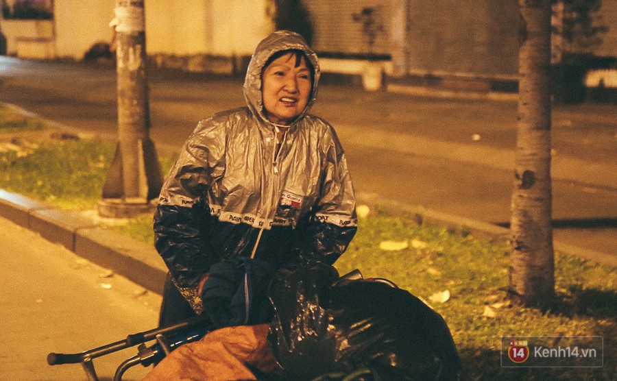 Người Sài Gòn mặc áo mưa, đốt lửa trong đêm sưởi ấm để mưu sinh dưới thời tiết lạnh nhất năm 20 độ C - Ảnh 7.
