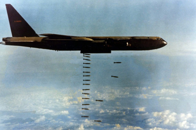 Bị bắn rơi tan nát tại Việt Nam, tại sao B-52 vẫn được Mỹ ưu ái tin dùng? - Ảnh 1.