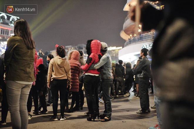 Giới trẻ Hà Nội kéo xuống phố đông nghịt đi chơi Noel - Ảnh 21.