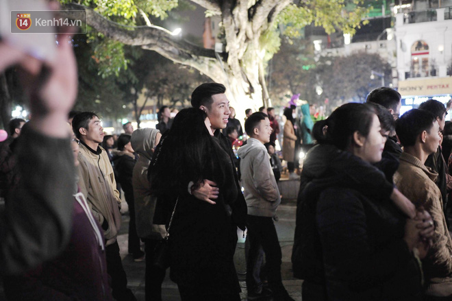 Giới trẻ Hà Nội kéo xuống phố đông nghịt đi chơi Noel - Ảnh 22.