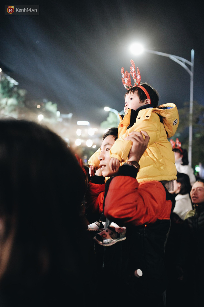 Giới trẻ Hà Nội kéo xuống phố đông nghịt đi chơi Noel - Ảnh 6.