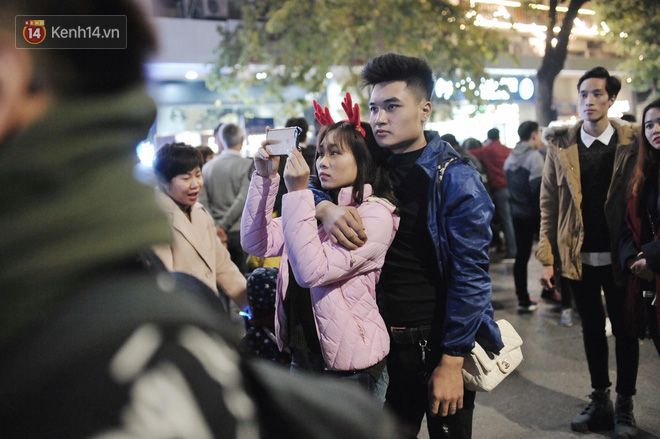 Giới trẻ Hà Nội kéo xuống phố đông nghịt đi chơi Noel - Ảnh 8.