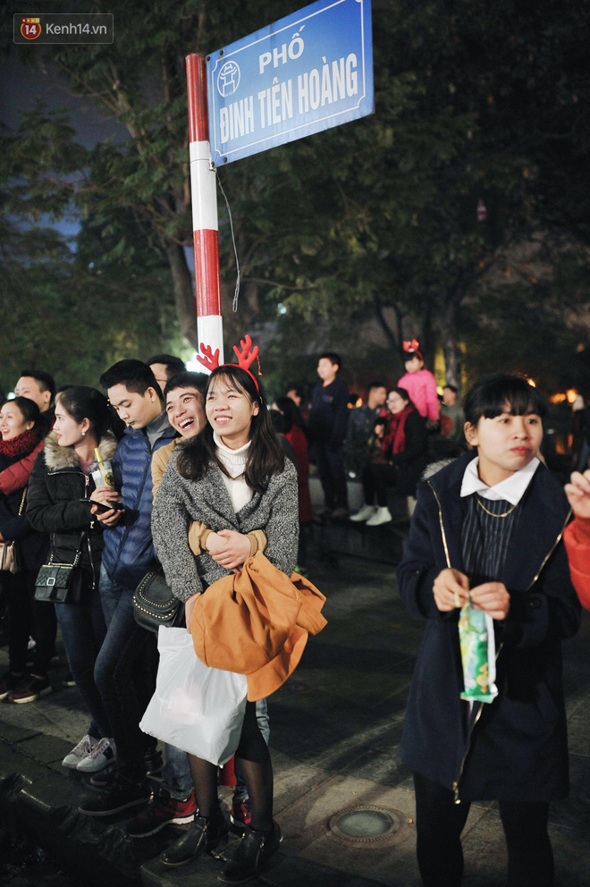 Giới trẻ Hà Nội kéo xuống phố đông nghịt đi chơi Noel - Ảnh 10.