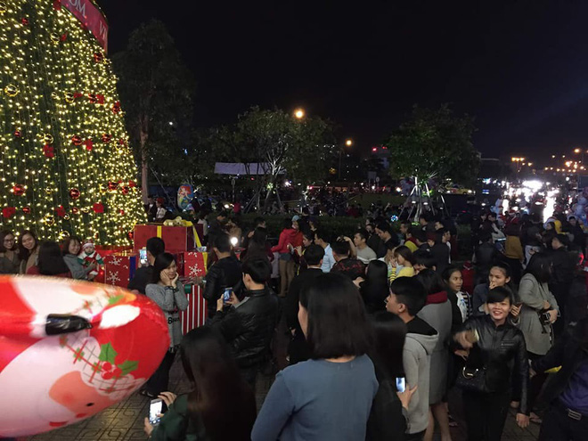 Giáng sinh 2017: Nhà thờ lớn Hà Nội chật cứng người, nhiều nơi tắc nghẽn 27 Giáng sinh 2017: Nhà thờ lớn Hà Nội chật cứng người, nhiều nơi tắc nghẽn 27