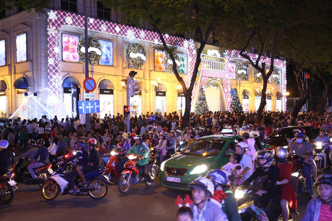 Giáng sinh 2017: Nhà thờ lớn Hà Nội chật cứng người, nhiều nơi tắc nghẽn 36 Giáng sinh 2017: Nhà thờ lớn Hà Nội chật cứng người, nhiều nơi tắc nghẽn 36