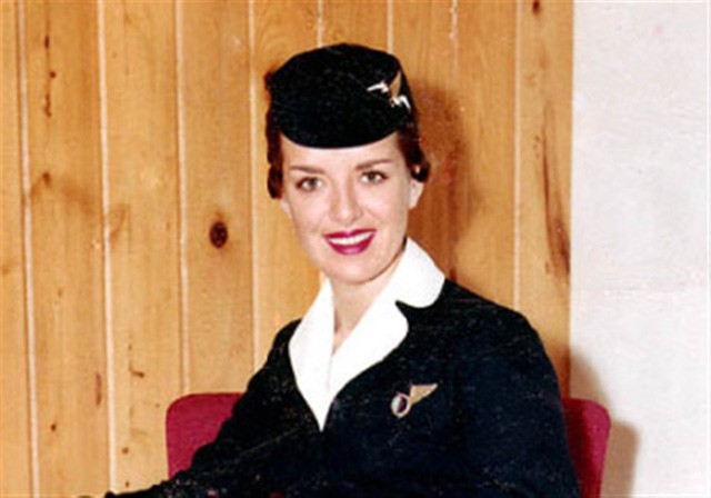 81 tuổi vẫn làm tiếp viên hàng không, cụ bà được mệnh danh Nữ hoàng của bầu trời - Ảnh 2.