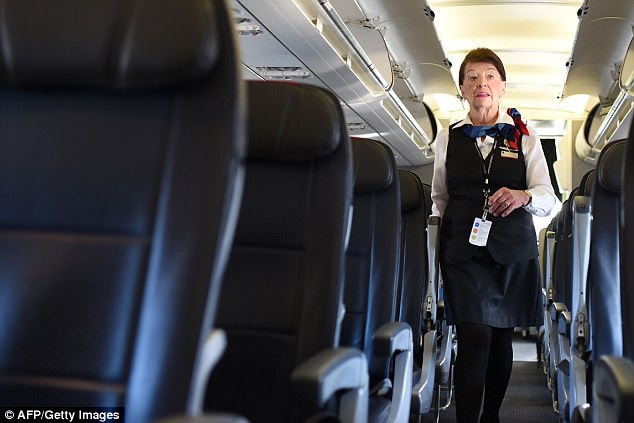 81 tuổi vẫn làm tiếp viên hàng không, cụ bà được mệnh danh Nữ hoàng của bầu trời - Ảnh 5.