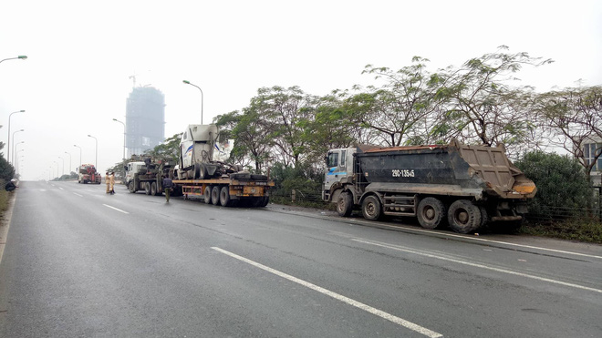4 xe tải tông liên hoàn, Đại lộ Thăng Long ùn tắc nghiêm trọng - Ảnh 6.