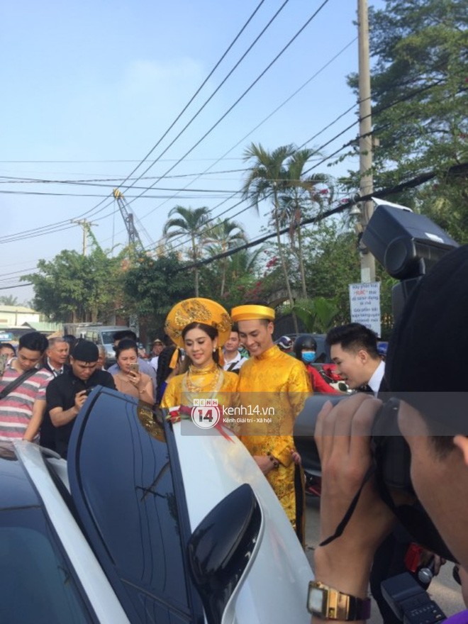 Lâm Khánh Chi diện áo dài vàng nổi bật, hạnh phúc trong ngày lên xe hoa với chú rể kém 8 tuổi - Ảnh 2.