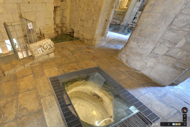 Sửa nhà vệ sinh cũ, người đàn ông phát hiện cả một kho tàng lịch sử vô giá từ hàng thế kỷ trước - Ảnh 12.