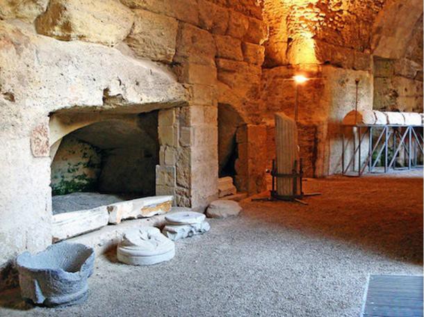 Sửa nhà vệ sinh cũ, người đàn ông phát hiện cả một kho tàng lịch sử vô giá từ hàng thế kỷ trước - Ảnh 4.