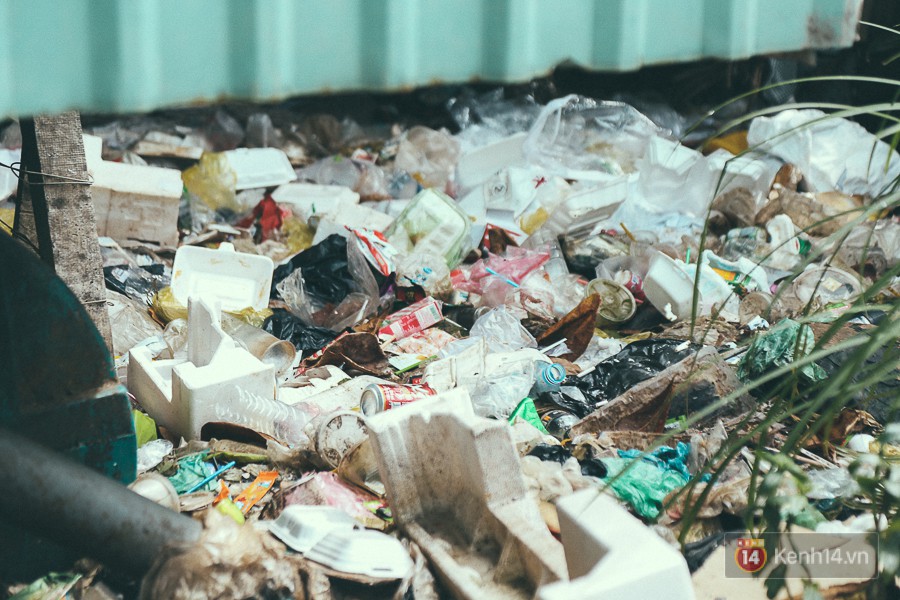 Cận cảnh cuộc sống tại nơi ô nhiễm nhất Sài Gòn, người dân làm nhà vệ sinh thải trực tiếp xuống con rạch 5