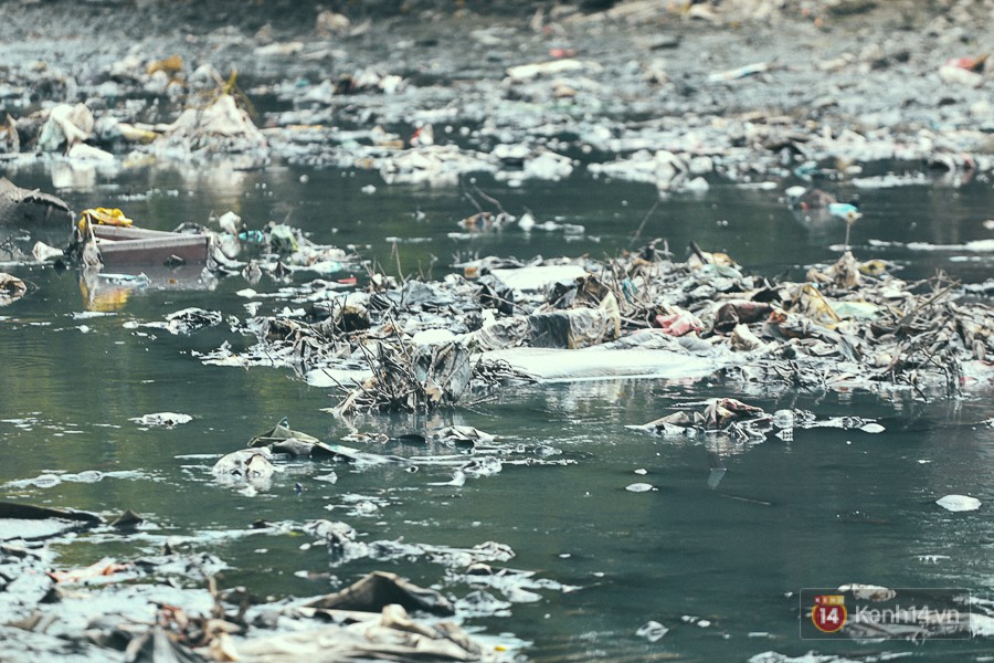 Cận cảnh cuộc sống tại nơi ô nhiễm nhất Sài Gòn, người dân làm nhà vệ sinh thải trực tiếp xuống con rạch 4