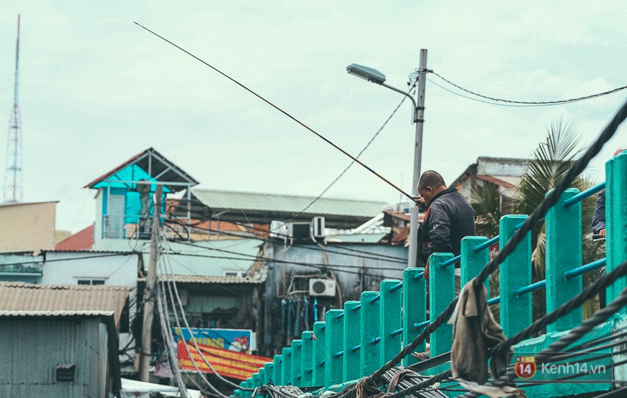 Cận cảnh cuộc sống tại nơi ô nhiễm nhất Sài Gòn, người dân làm nhà vệ sinh thải trực tiếp xuống con rạch - Ảnh 17.