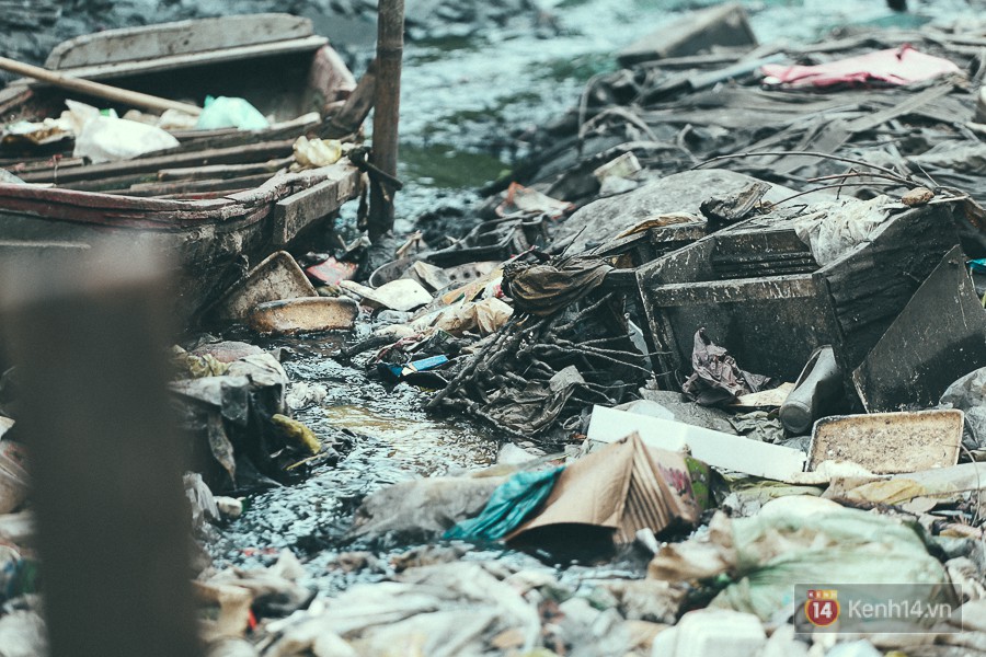 Cận cảnh cuộc sống tại nơi ô nhiễm nhất Sài Gòn, người dân làm nhà vệ sinh thải trực tiếp xuống con rạch - Ảnh 8.