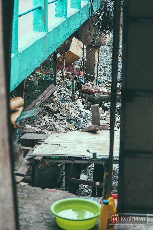 Cận cảnh cuộc sống tại nơi ô nhiễm nhất Sài Gòn, người dân làm nhà vệ sinh thải trực tiếp xuống con rạch 10