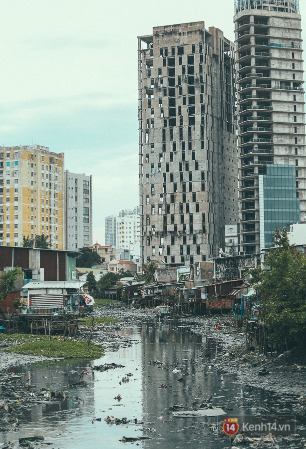 Cận cảnh cuộc sống tại nơi ô nhiễm nhất Sài Gòn, người dân làm nhà vệ sinh thải trực tiếp xuống con rạch - Ảnh 1.