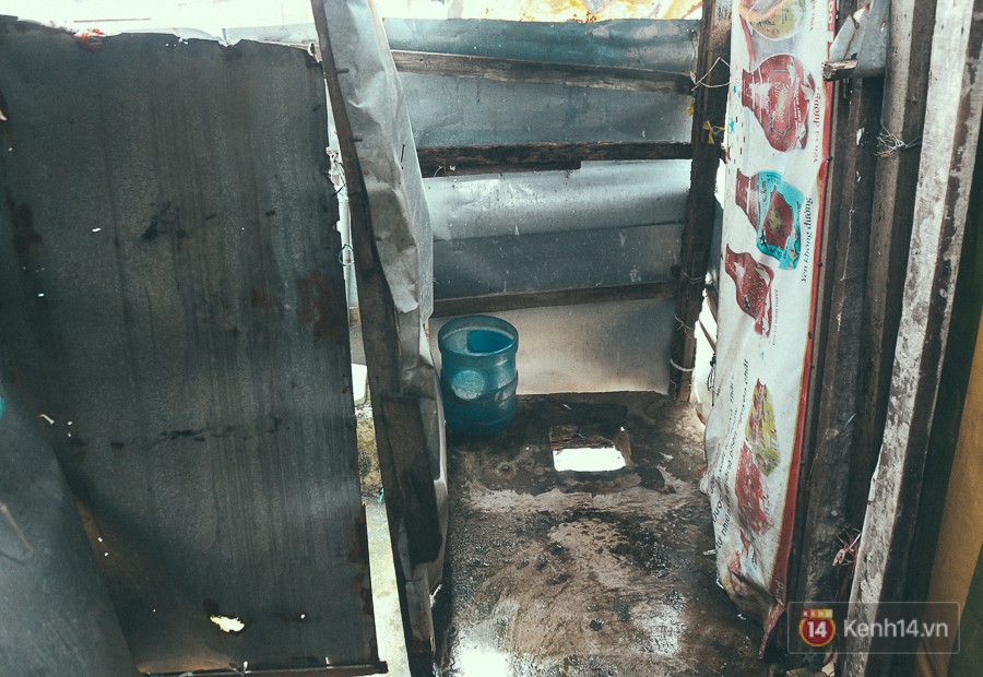 Cận cảnh cuộc sống tại nơi ô nhiễm nhất Sài Gòn, người dân làm nhà vệ sinh thải trực tiếp xuống con rạch 12