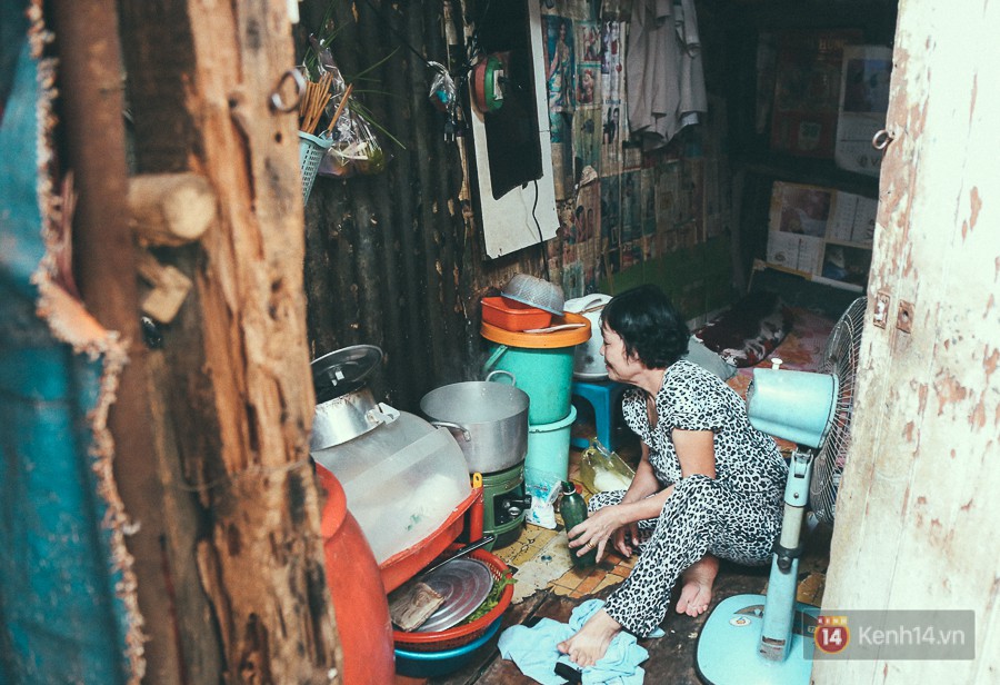 Cận cảnh cuộc sống tại nơi ô nhiễm nhất Sài Gòn, người dân làm nhà vệ sinh thải trực tiếp xuống con rạch - Ảnh 11.
