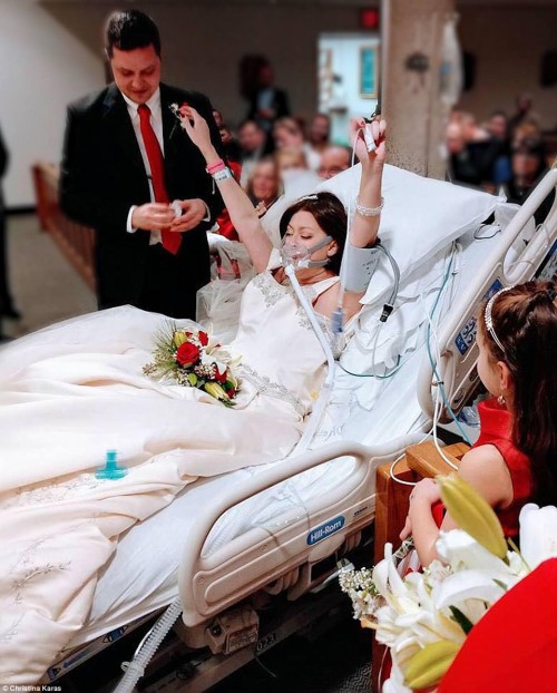 Lễ cưới đẫm nước mắt của cô gái bị ung thư 18 tiếng trước khi qua đời 1