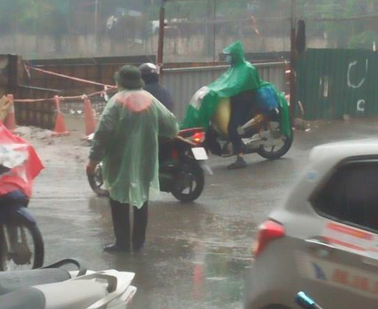 Người phụ nữ 63 tuổi bất chấp trời mưa rét để điều tiết giao thông: 'Nhiều lần tôi bị chửi bới, đe dọa' 1
