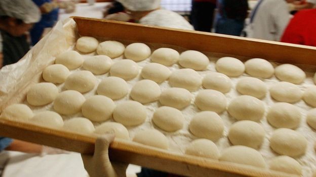 Đây là chiếc bánh ngon nổi tiếng Nhật Bản nhưng cũng gây ra nhiều cái chết đau đớn tại đất nước này - Ảnh 2.