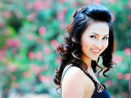 Hình ảnh Người vợ thứ 5 trẻ xinh như Hoa hậu kém 32 tuổi của đạo diễn U70 Lê Hùng số 1
