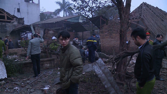 Hiện trường vụ nổ làm 2 người chết, 7 người bị thương, nhiều nhà dân bị tốc mái - Ảnh 2. Hiện trường vụ nổ làm 9 người thương vong, nhiều đầu đạn vương vãi khắp nơi 3