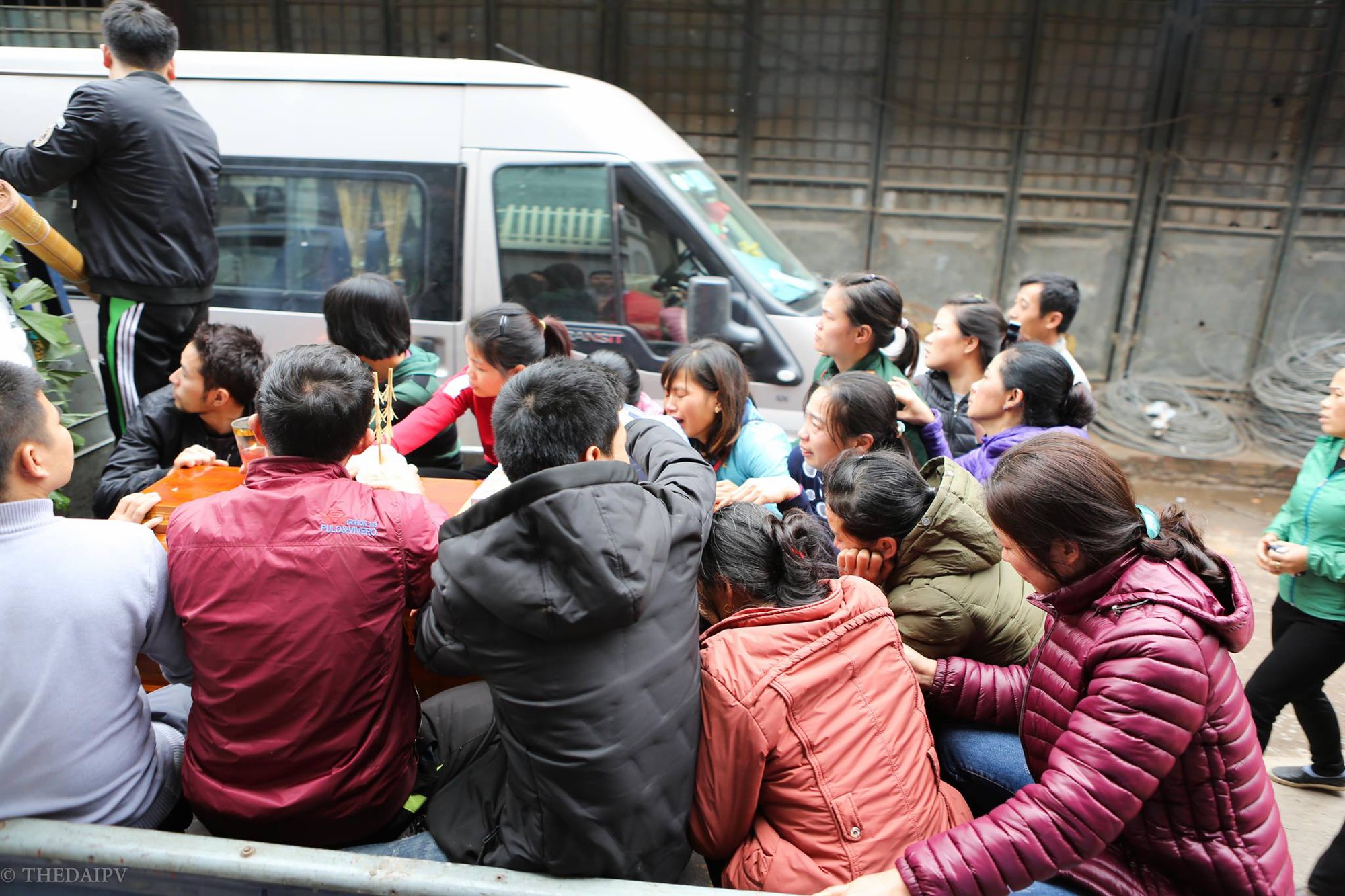 Người thân đau đớn tiễn đưa bé gái 2 tuổi tử vong trong vụ nổ kinh hoàng ở Bắc Ninh - Ảnh 2.