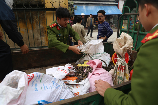 Vụ nổ ở Bắc Ninh: Đạn phủ kín đường làng, đã thu gom được 500kg đầu đạn - Ảnh 1.