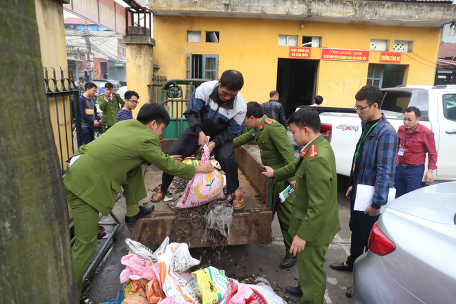 Vụ nổ ở Bắc Ninh: Đạn phủ kín đường làng, đã thu gom được 500kg đầu đạn - Ảnh 4.