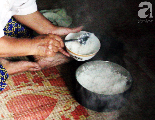 Cả gia đình chỉ cao 80cm, mỗi ngày chỉ dám ăn 2 bữa cơm trắng, sang lắm thì thêm nồi canh rau và ít muối - Ảnh 12. Cả gia đình chỉ cao 80cm, mỗi ngày chỉ dám ăn 2 bữa cơm trắng, 'sang' lắm thì thêm nồi canh rau và ít muối 12