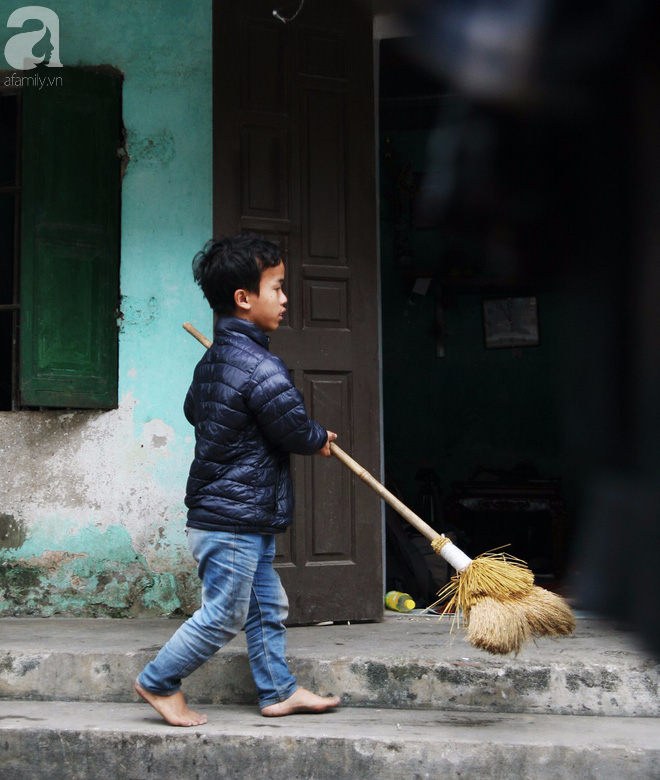 Cả gia đình chỉ cao 80cm, mỗi ngày chỉ dám ăn 2 bữa cơm trắng, sang lắm thì thêm nồi canh rau và ít muối - Ảnh 4. Cả gia đình chỉ cao 80cm, mỗi ngày chỉ dám ăn 2 bữa cơm trắng, 'sang' lắm thì thêm nồi canh rau và ít muối 4