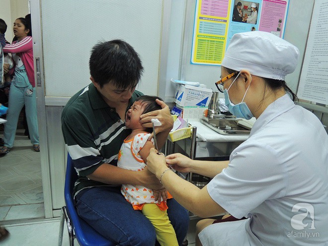 Từ tháng 1/2018, trẻ sơ sinh đến 5 tuổi bắt buộc phải tiêm đủ 10 loại vắc xin - Ảnh 2.