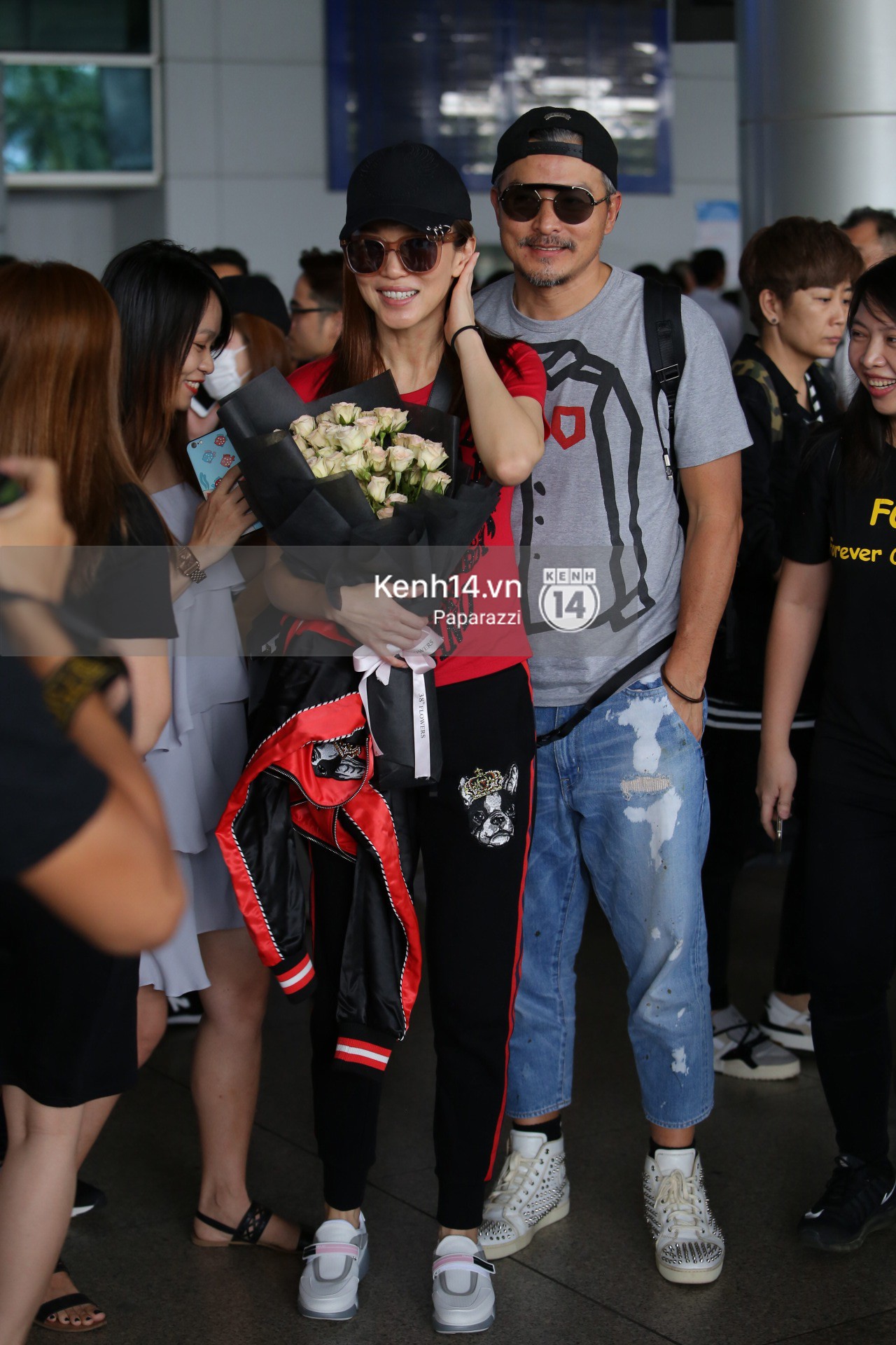 Vợ chồng Phạm Văn Phương - Lý Minh Thuận tay trong tay xuất hiện tại sân bay Tân Sơn Nhất - Ảnh 7.