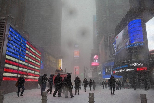 New York như “hành tinh khác” trong trận bão tuyết khiến nước Mỹ lạnh hơn sao Hỏa - Ảnh 5.