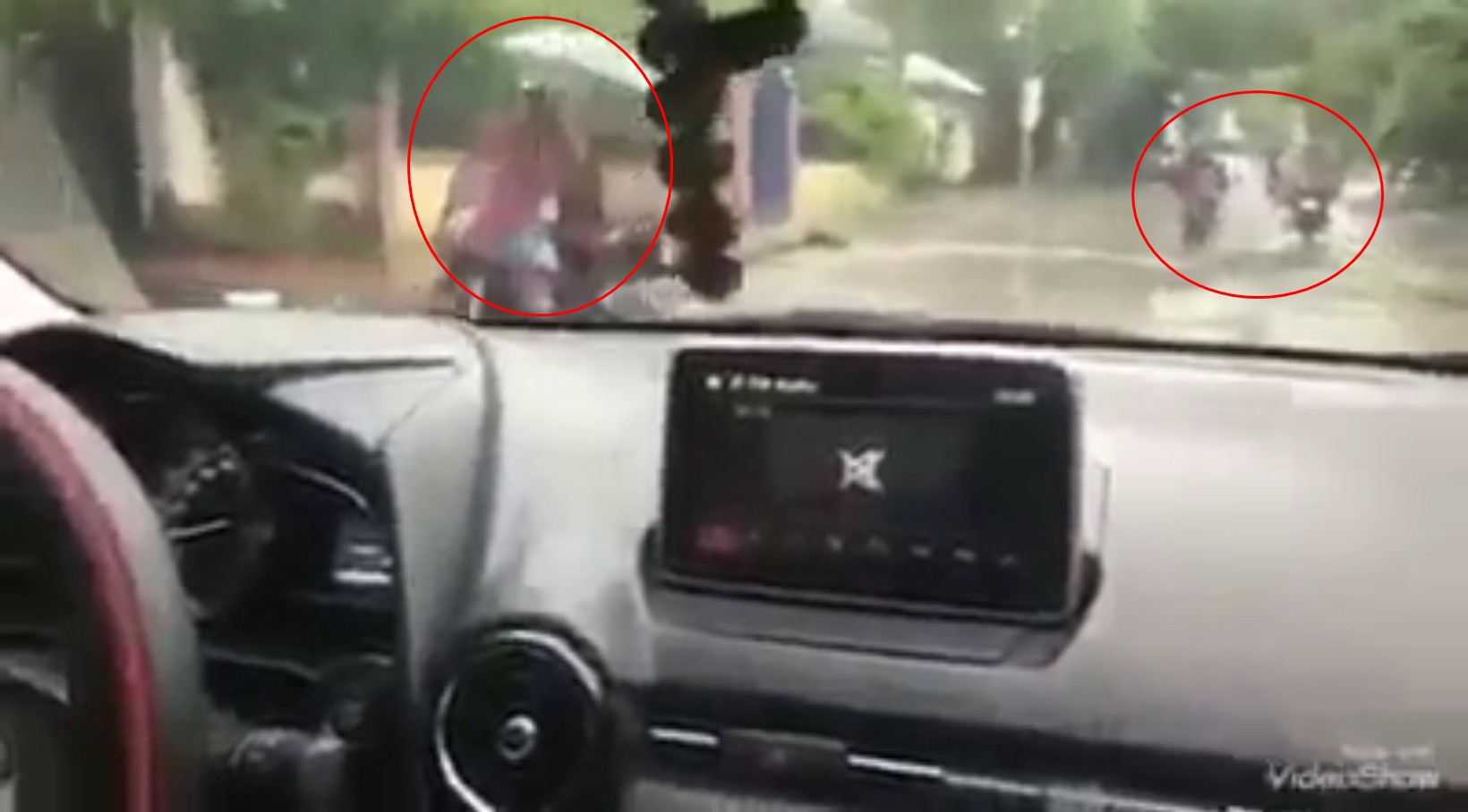 Clip người phụ nữ đạp chân ga, bé trai cầm vô lăng điều khiển ô tô giữa trời mưa khiến nhiều người hốt hoảng 1