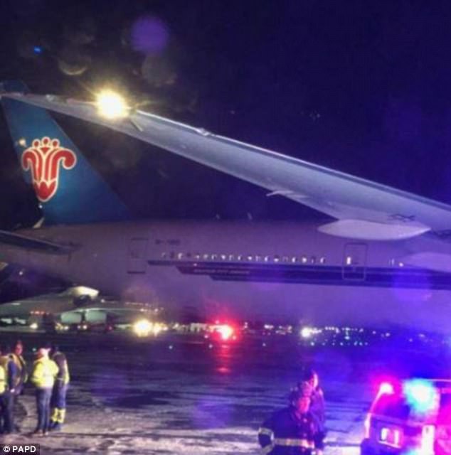 Khung cảnh hỗn loạn tại sân bay JFK sau 'bom bão tuyết': Hơn 6000 chuyến bay bị hủy bỏ, 2 vụ va chạm máy bay xảy ra 4