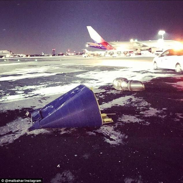 Khung cảnh hỗn loạn tại sân bay JFK sau 'bom bão tuyết': Hơn 6000 chuyến bay bị hủy bỏ, 2 vụ va chạm máy bay xảy ra 5