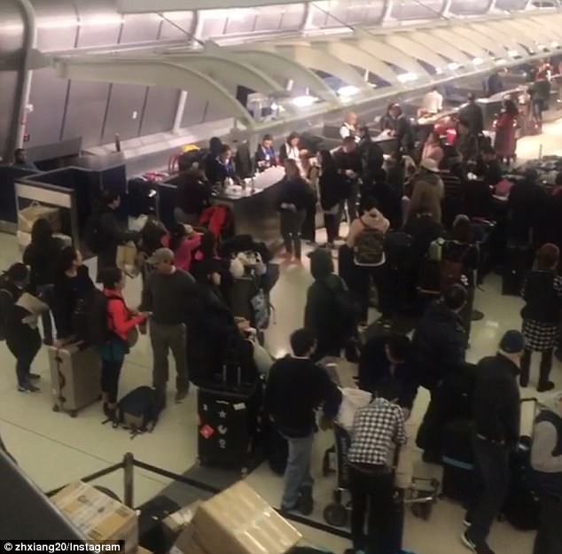 Khung cảnh hỗn loạn tại sân bay JFK sau 'bom bão tuyết': Hơn 6000 chuyến bay bị hủy bỏ, 2 vụ va chạm máy bay xảy ra 7
