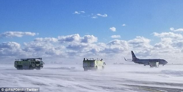 Khung cảnh hỗn loạn tại sân bay JFK sau bom bão tuyết: Hơn 6000 chuyến bay bị hủy bỏ, 2 vụ va chạm máy bay xảy ra - Ảnh 13.